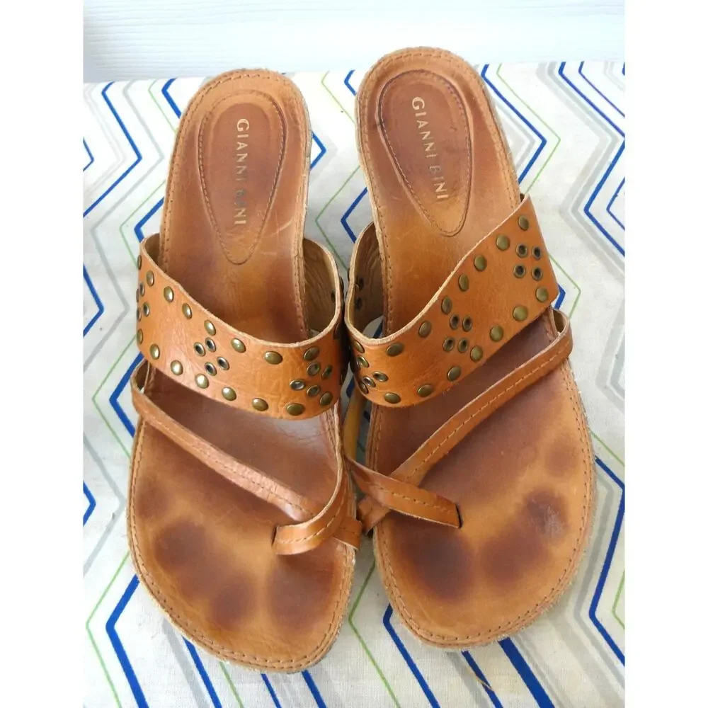 Vintage Y2K Gianni Bini Isabel 8.5 Tan Studded Wedge Sandals Toe Loop Slip On